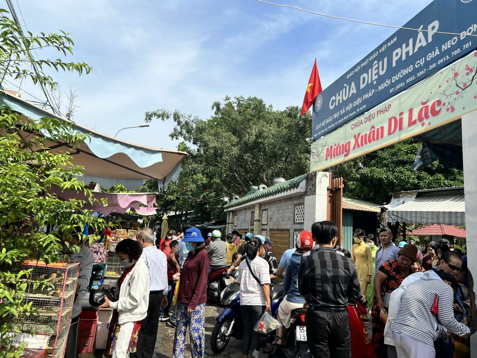 Người dân đi lễ chùa cầu bình an trong ngày mùng 1 Tết