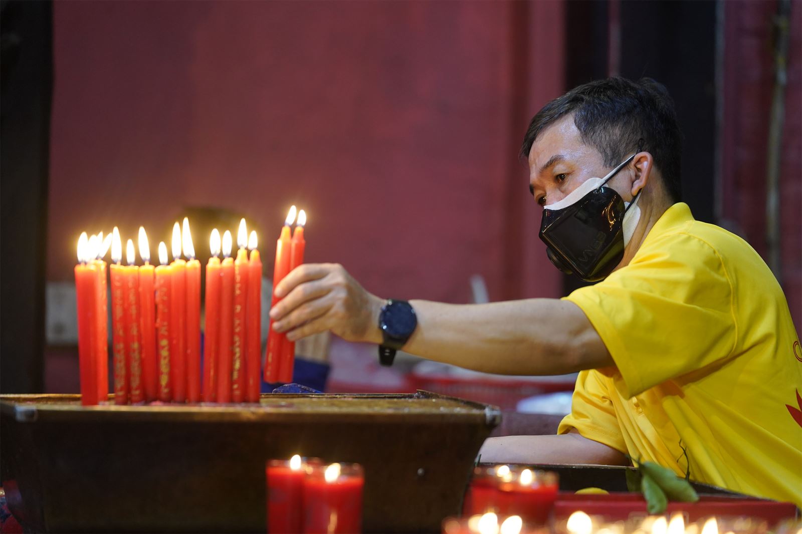 Người dân đi lễ chùa cầu bình an trong ngày mùng 1 Tết