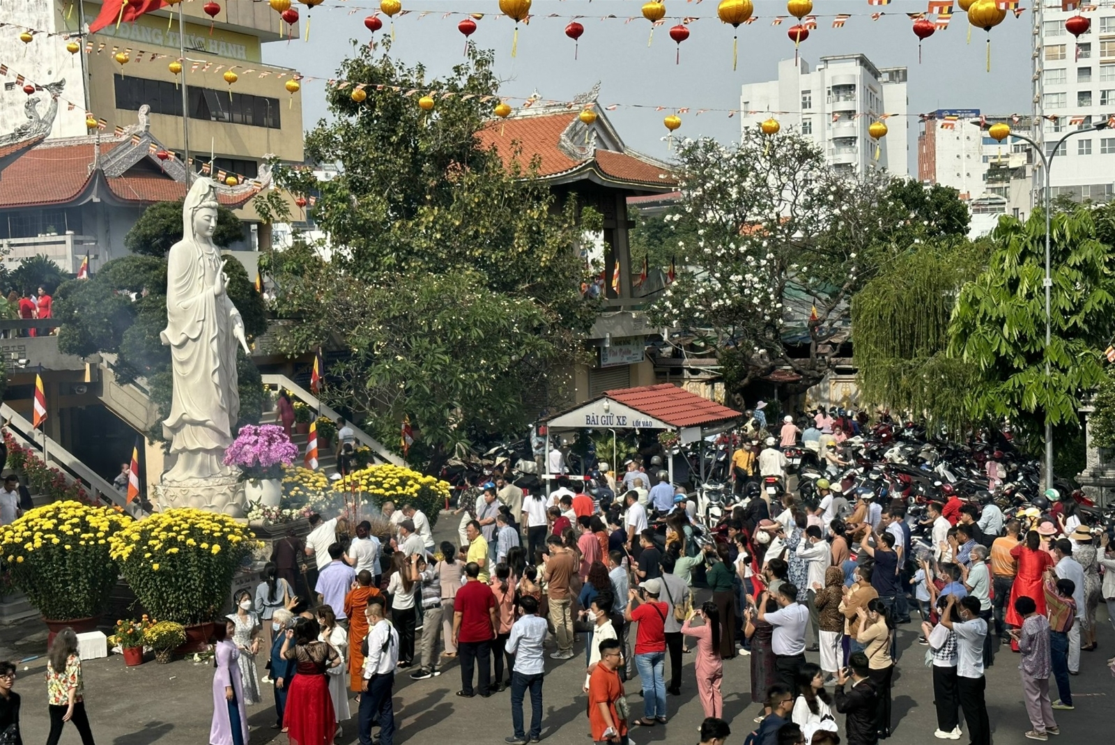 Người dân đi lễ chùa cầu bình an trong ngày mùng 1 Tết