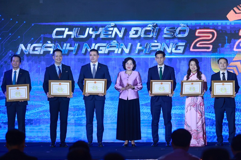 Thủ tướng chỉ rõ 3 mục tiêu, 6 nhiệm vụ trọng tâm để ngành ngân hàng tiên phong chuyển đổi số, phát triển lên tầm cao mới