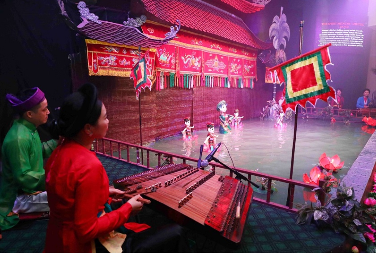 Phát triển các ngành công nghiệp văn hóa và xây dựng thị trường sản phẩm, dịch vụ văn hóa