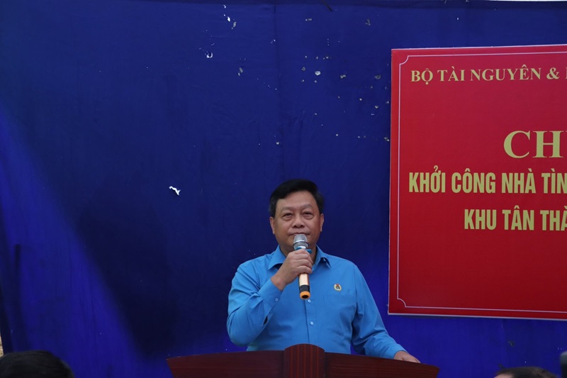 Công đoàn Bộ TN&MT tặng quà gia đình chính sách