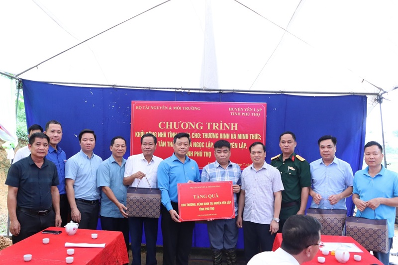 Công đoàn Bộ TN&MT tặng quà gia đình chính sách