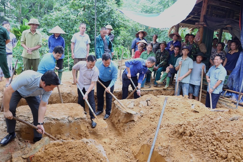 Công đoàn Bộ TN&MT tặng quà gia đình chính sách