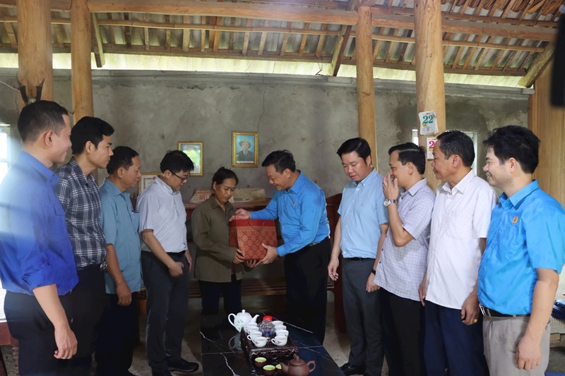 Công đoàn Bộ TN&MT tặng quà gia đình chính sách