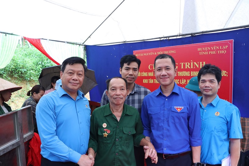 Công đoàn Bộ TN&MT tặng quà gia đình chính sách