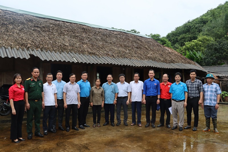 Công đoàn Bộ TN&MT tặng quà gia đình chính sách