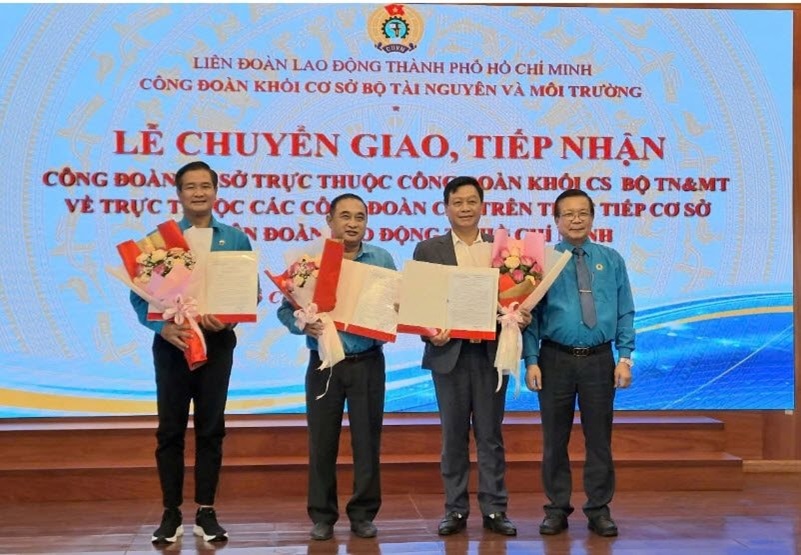Bàn giao 5 Công đoàn Khối cơ sở về Công đoàn Bộ TN&MT