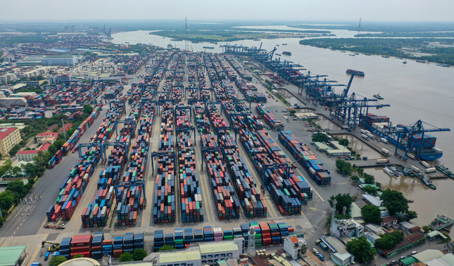 Gần 5.000 container vô chủ 'ăn vạ' cảng biển