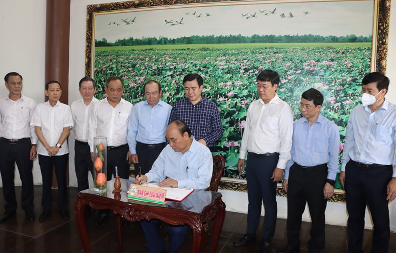 Chủ tịch nước Nguyễn Xuân Phúc làm việc tại Đồng Tháp
