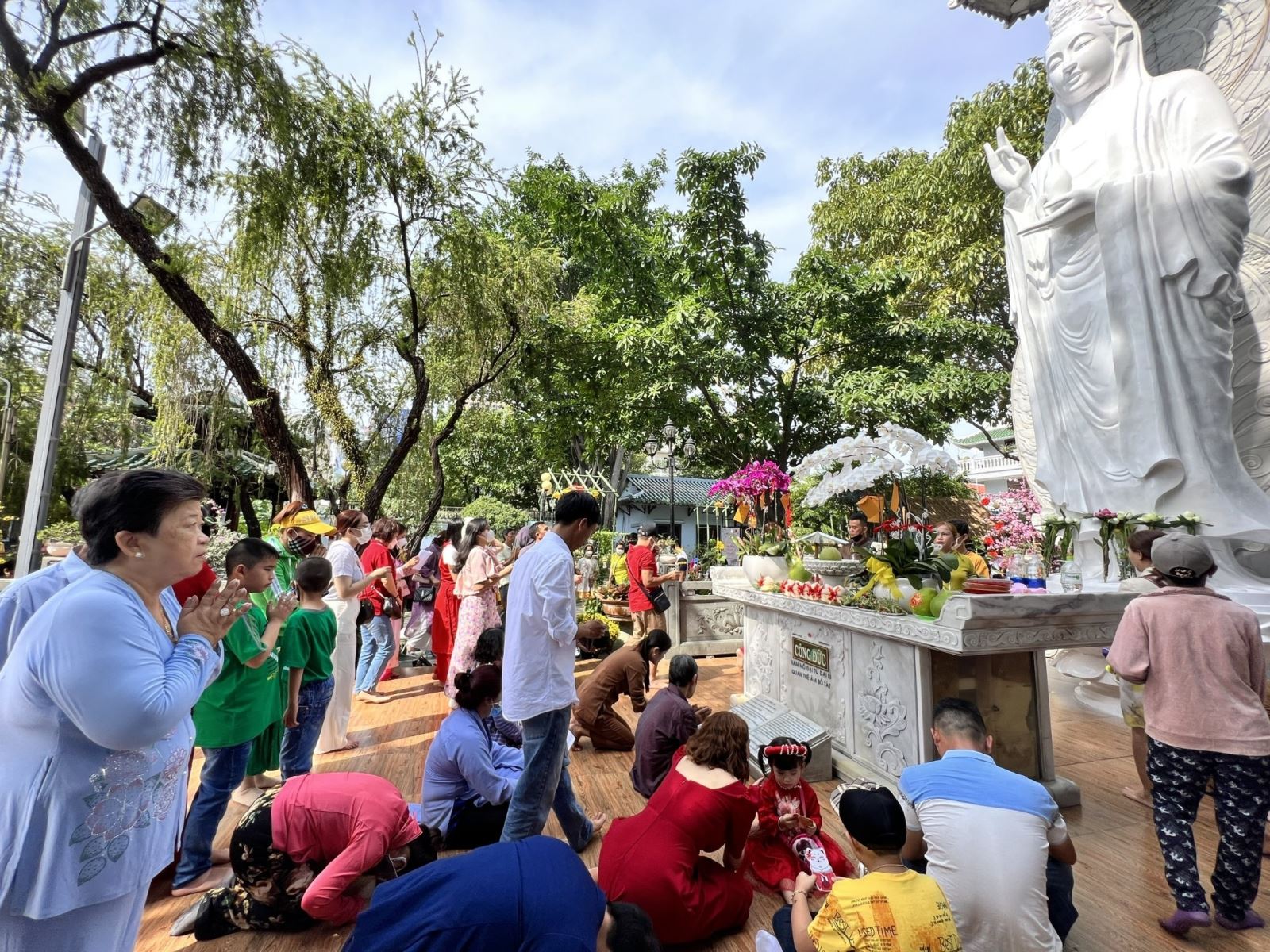 Người dân đi lễ chùa cầu bình an trong ngày mùng 1 Tết