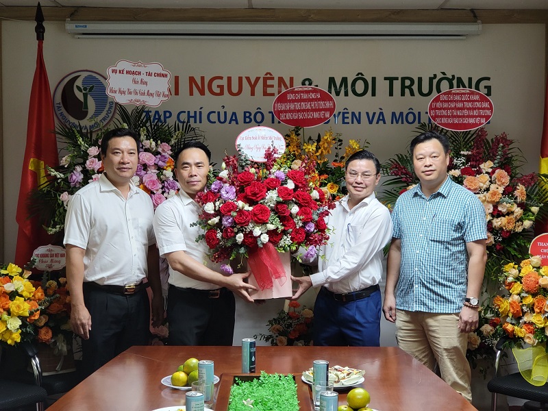 Nhiều đơn vị chúc mừng Tạp chí Tài nguyên và Môi trường nhân Ngày Báo chí cách mạng Việt Nam.