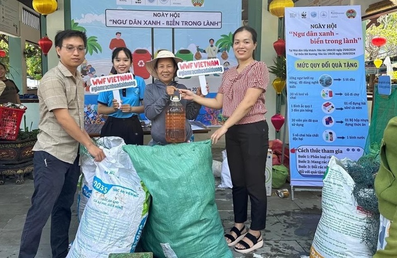 Ngư dân Cù Lao Chàm gom rác thải đi biển đổi lấy quà