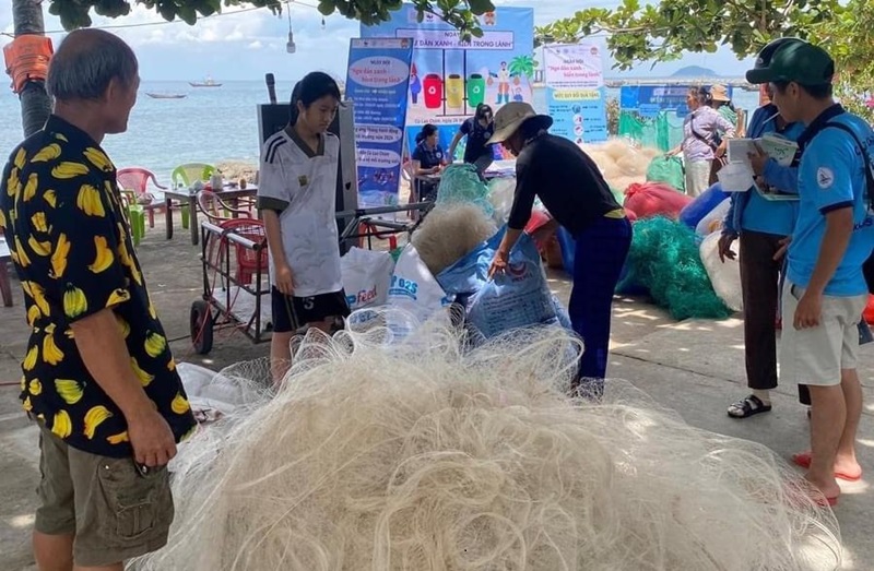 Ngư dân Cù Lao Chàm gom rác thải đi biển đổi lấy quà