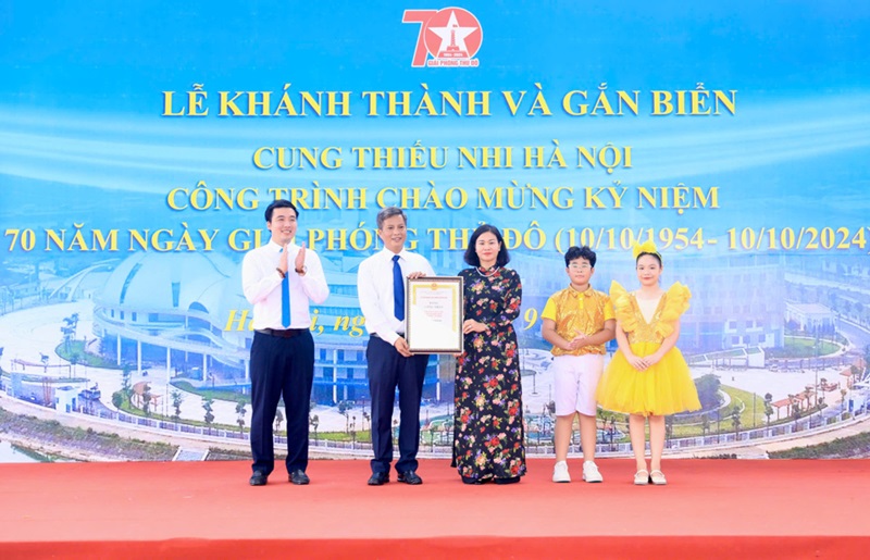 Khánh thành Cung Thiếu nhi Hà Nội, gắn biển công trình chào mừng 70 năm Giải phóng Thủ đô