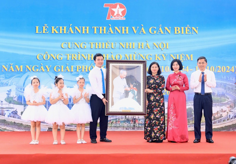 Khánh thành Cung Thiếu nhi Hà Nội, gắn biển công trình chào mừng 70 năm Giải phóng Thủ đô