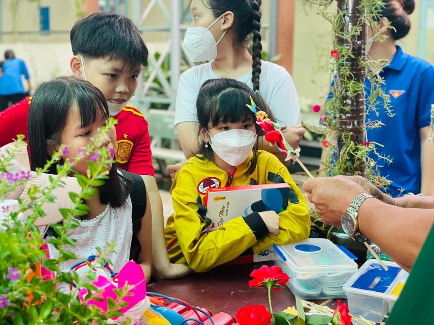 Dân gom rác đến xã đổi quà mang về