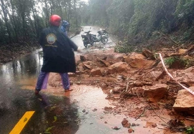 Mưa rất lớn, đường vào khu du lịch Laguna, tuyến QL 49B tái diễn sạt lở nặng