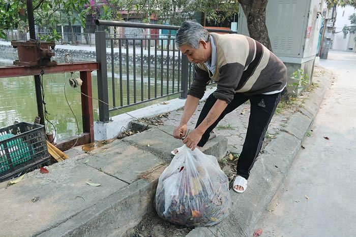 Ông Quảng vớt rác không công ở hồ Sượt