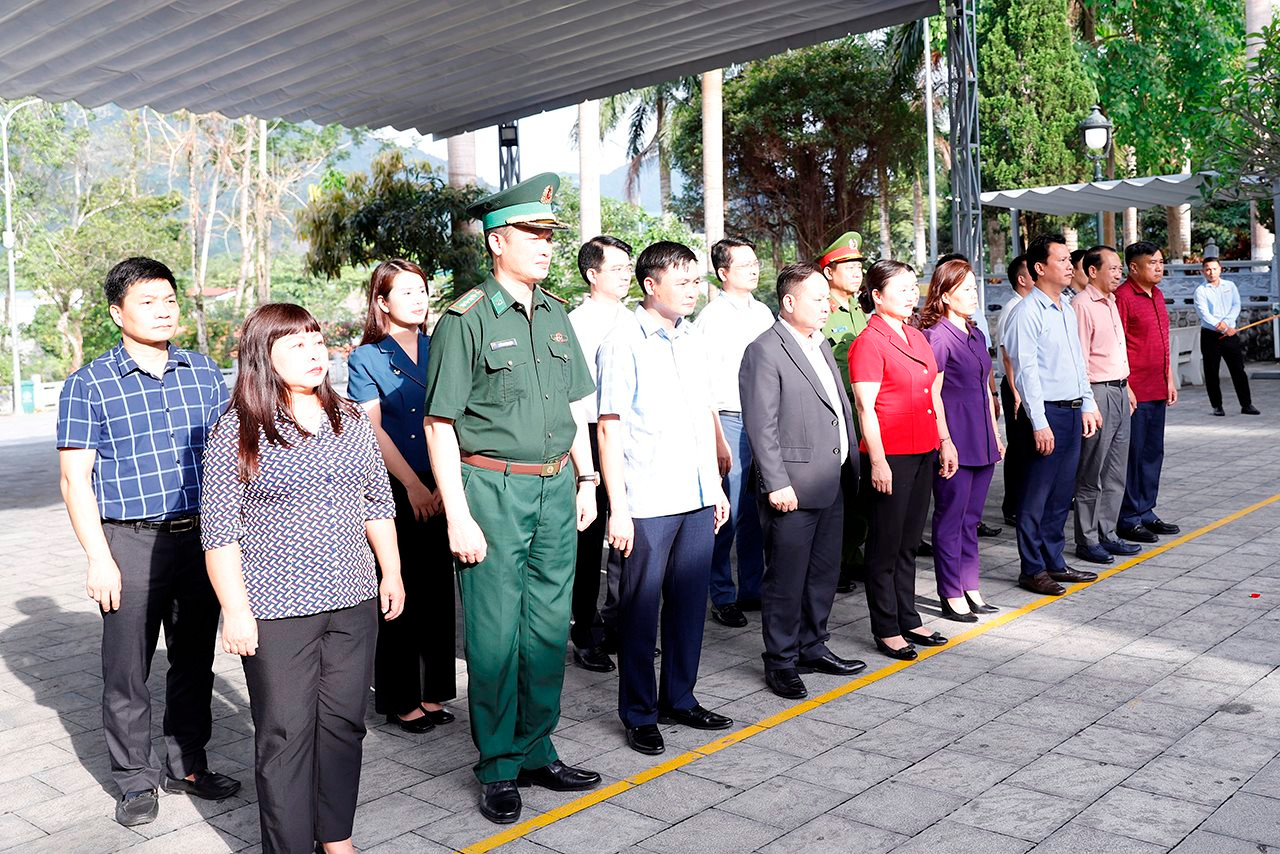 Đoàn ĐBQH khóa XV đơn vị tỉnh Hà Giang viếng các Anh hùng Liệt sỹ tại Nghĩa trang Liệt sỹ Quốc gia Vị Xuyên và Điểm cao 468