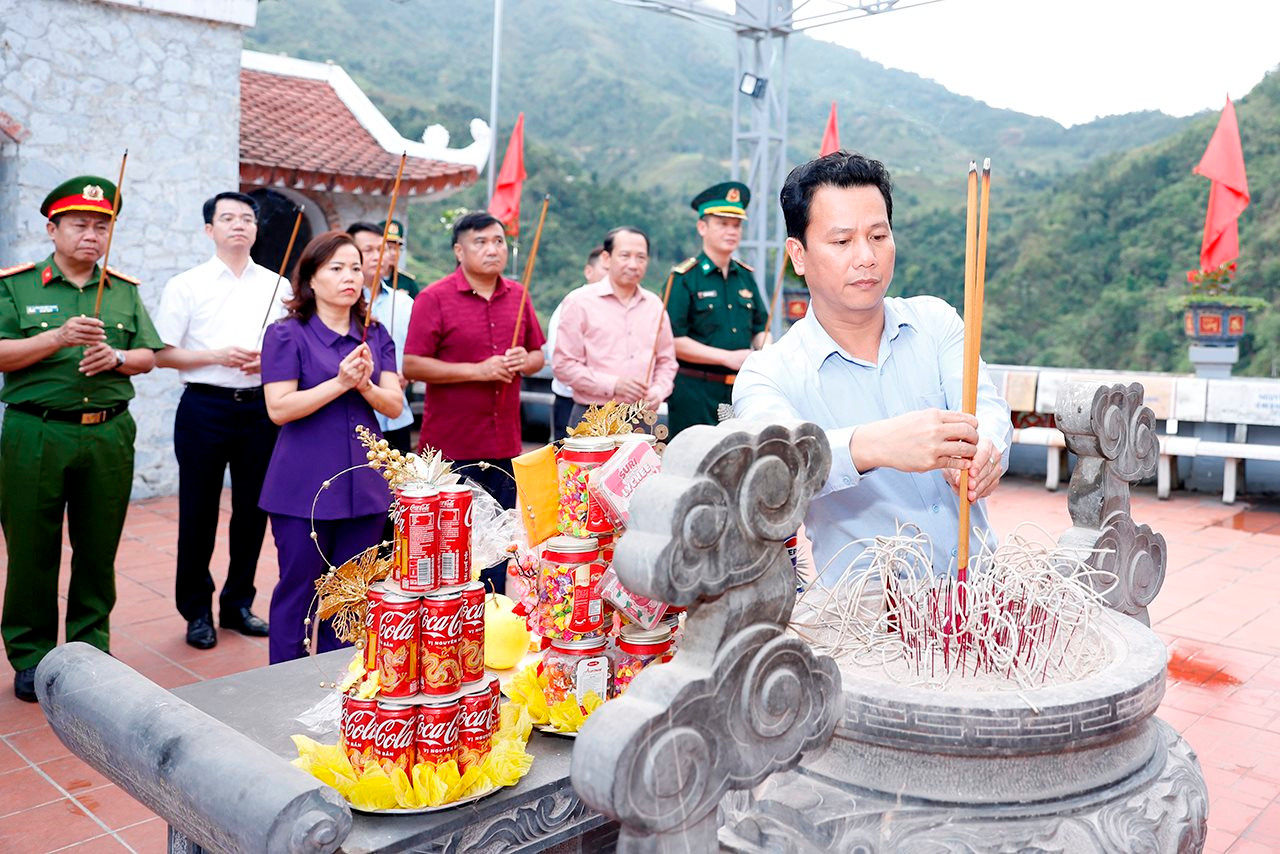 Đoàn ĐBQH khóa XV đơn vị tỉnh Hà Giang viếng các Anh hùng Liệt sỹ tại Nghĩa trang Liệt sỹ Quốc gia Vị Xuyên và Điểm cao 468