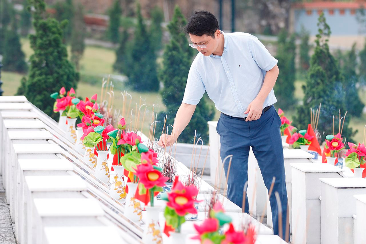 Đoàn ĐBQH khóa XV đơn vị tỉnh Hà Giang viếng các Anh hùng Liệt sỹ tại Nghĩa trang Liệt sỹ Quốc gia Vị Xuyên và Điểm cao 468