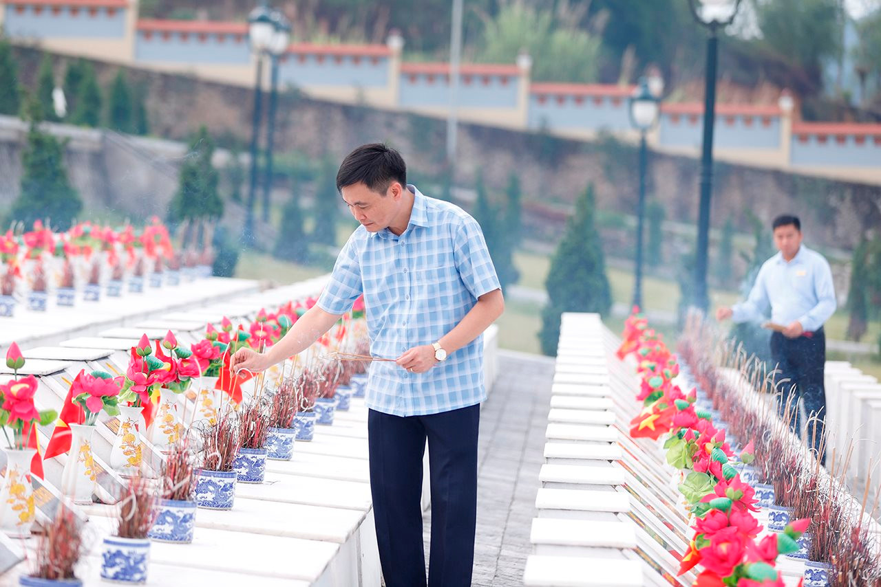 Đoàn ĐBQH khóa XV đơn vị tỉnh Hà Giang viếng các Anh hùng Liệt sỹ tại Nghĩa trang Liệt sỹ Quốc gia Vị Xuyên và Điểm cao 468