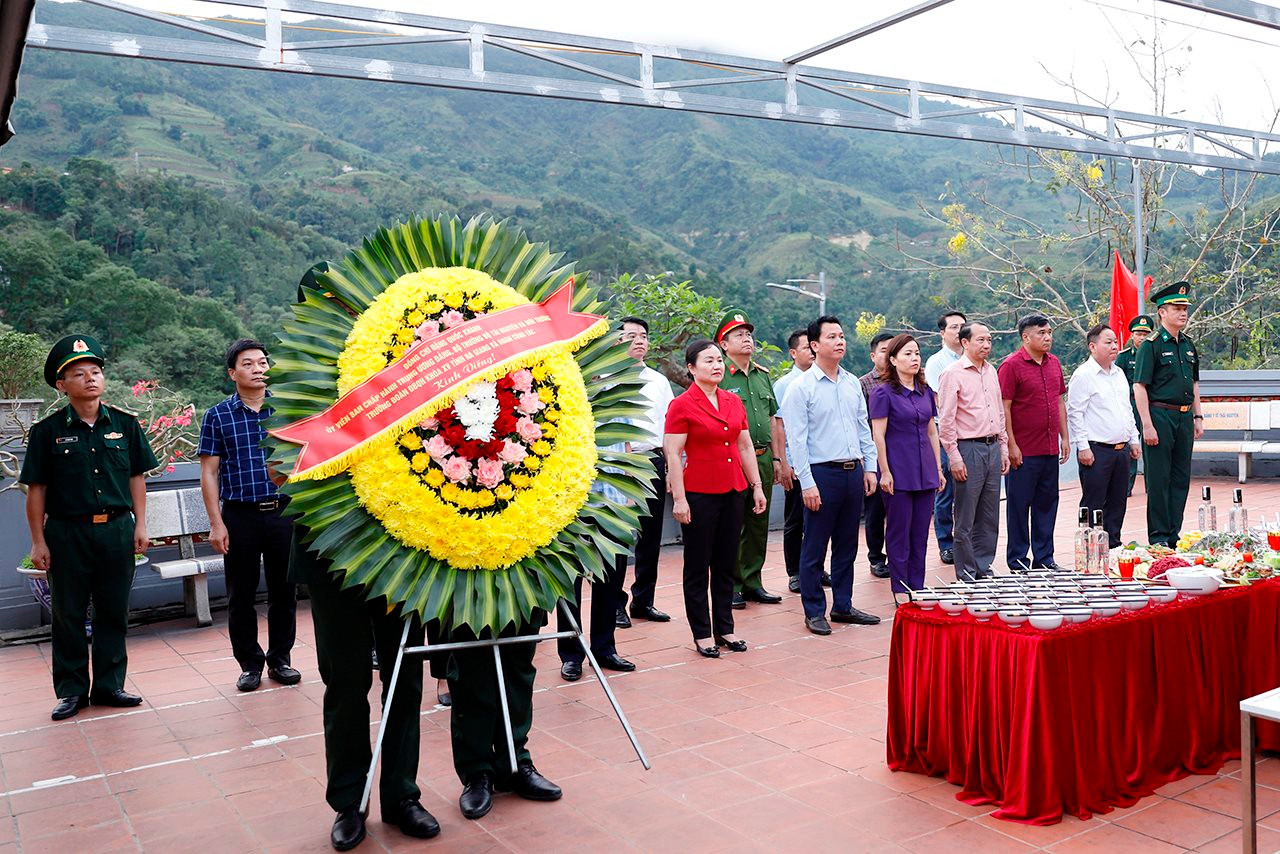 Đoàn ĐBQH khóa XV đơn vị tỉnh Hà Giang viếng các Anh hùng Liệt sỹ tại Nghĩa trang Liệt sỹ Quốc gia Vị Xuyên và Điểm cao 468