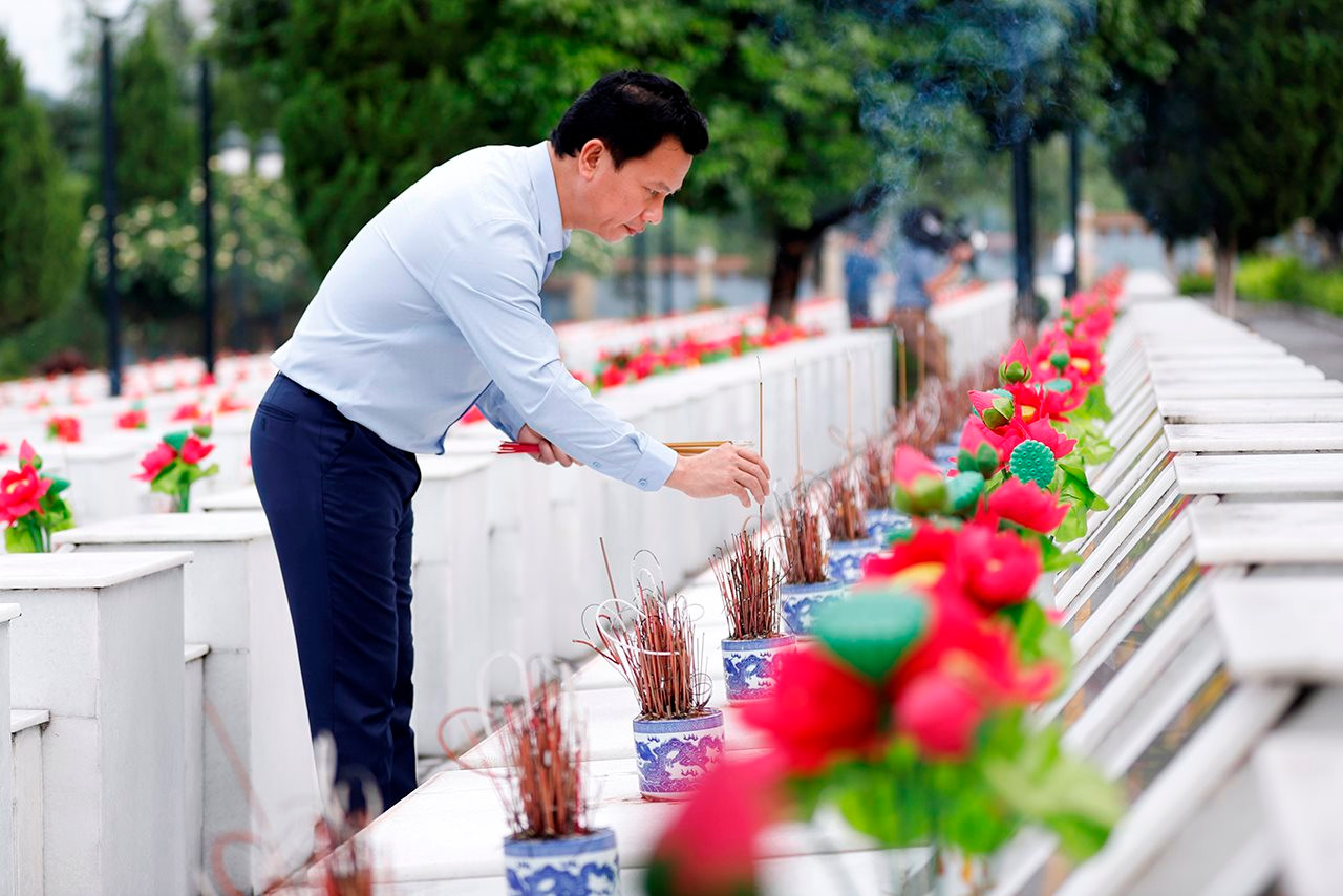 Đoàn ĐBQH khóa XV đơn vị tỉnh Hà Giang viếng các Anh hùng Liệt sỹ tại Nghĩa trang Liệt sỹ Quốc gia Vị Xuyên và Điểm cao 468