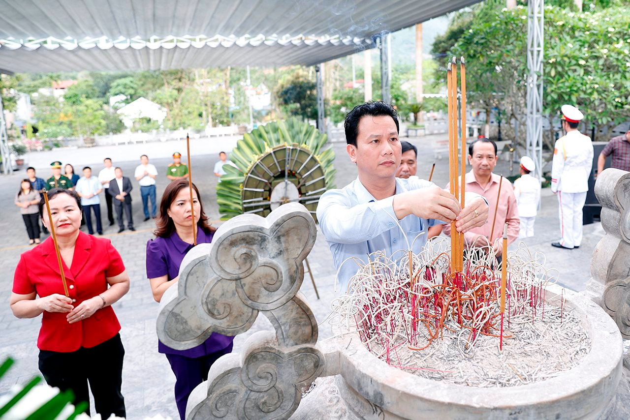 Đoàn ĐBQH khóa XV đơn vị tỉnh Hà Giang viếng các Anh hùng Liệt sỹ tại Nghĩa trang Liệt sỹ Quốc gia Vị Xuyên và Điểm cao 468