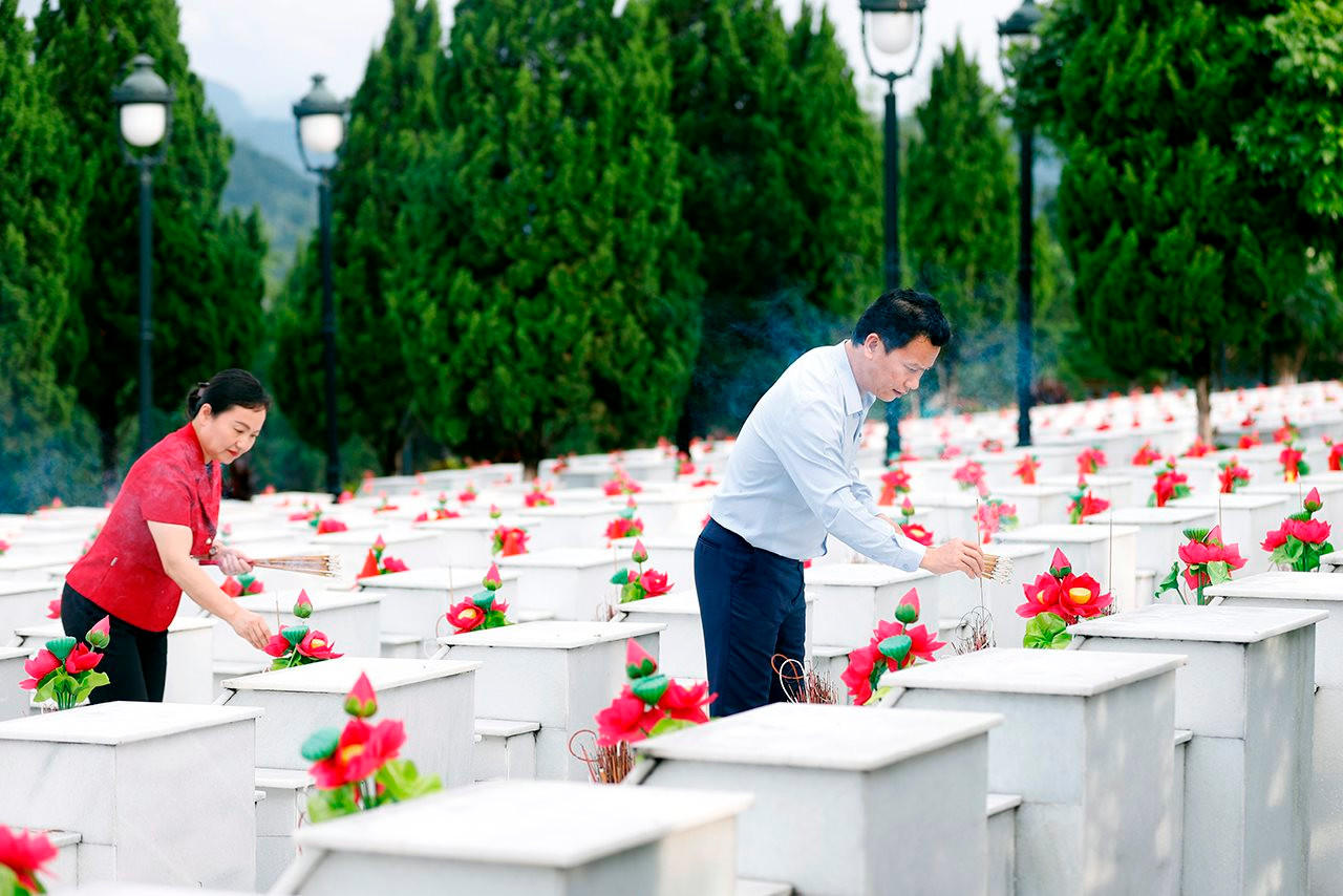 Đoàn ĐBQH khóa XV đơn vị tỉnh Hà Giang viếng các Anh hùng Liệt sỹ tại Nghĩa trang Liệt sỹ Quốc gia Vị Xuyên và Điểm cao 468