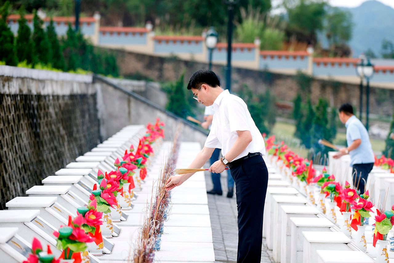 Đoàn ĐBQH khóa XV đơn vị tỉnh Hà Giang viếng các Anh hùng Liệt sỹ tại Nghĩa trang Liệt sỹ Quốc gia Vị Xuyên và Điểm cao 468