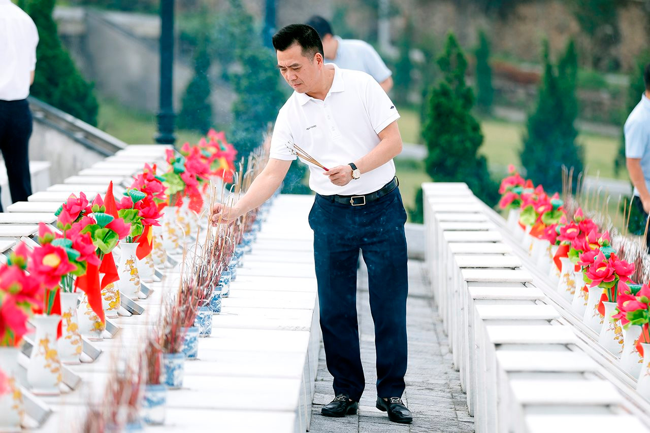 Đoàn ĐBQH khóa XV đơn vị tỉnh Hà Giang viếng các Anh hùng Liệt sỹ tại Nghĩa trang Liệt sỹ Quốc gia Vị Xuyên và Điểm cao 468