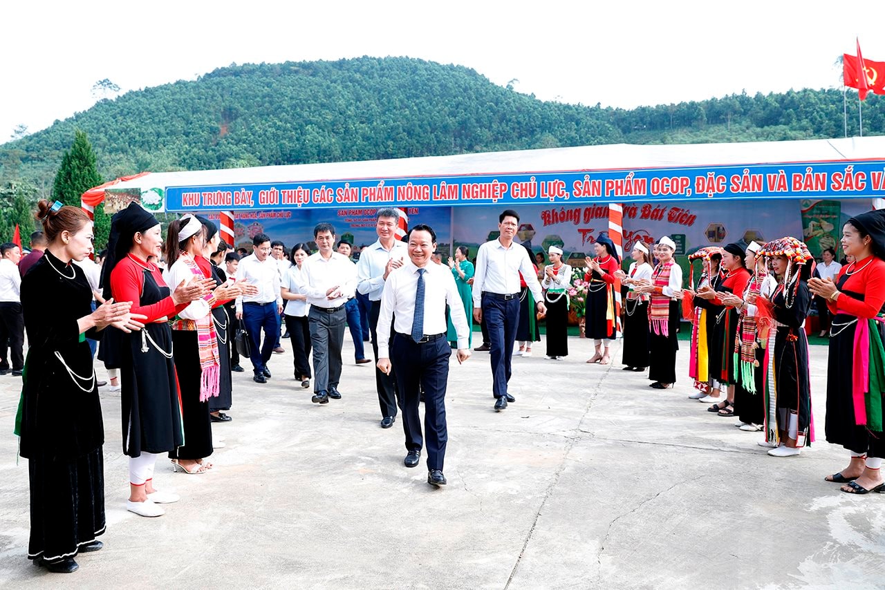 Bộ trưởng Đỗ Đức Duy dự Ngày hội Đại đoàn kết toàn dân tộc tại thôn 3, xã Minh Quán, huyện Trấn Yên, tỉnh Yên Bái