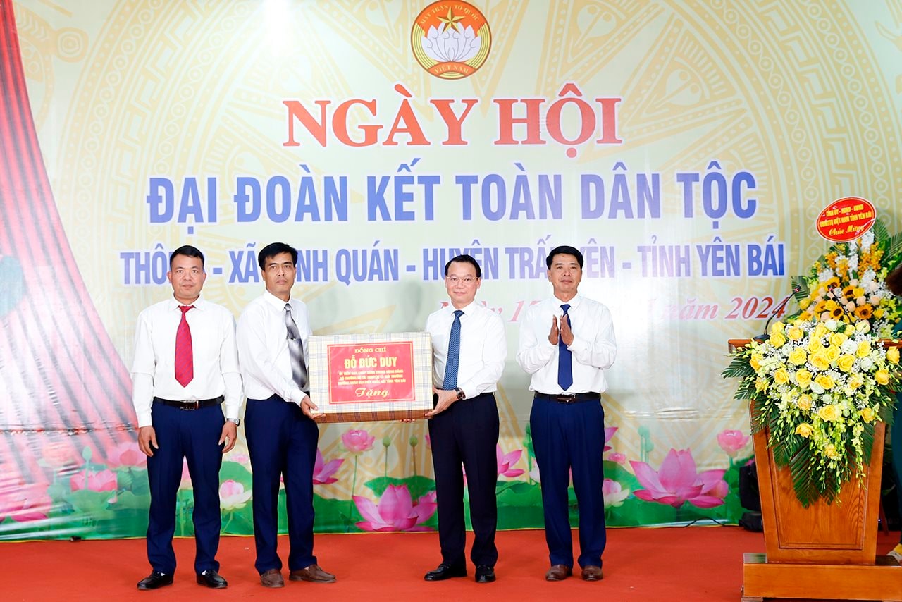 Bộ trưởng Đỗ Đức Duy dự Ngày hội Đại đoàn kết toàn dân tộc tại thôn 3, xã Minh Quán, huyện Trấn Yên, tỉnh Yên Bái