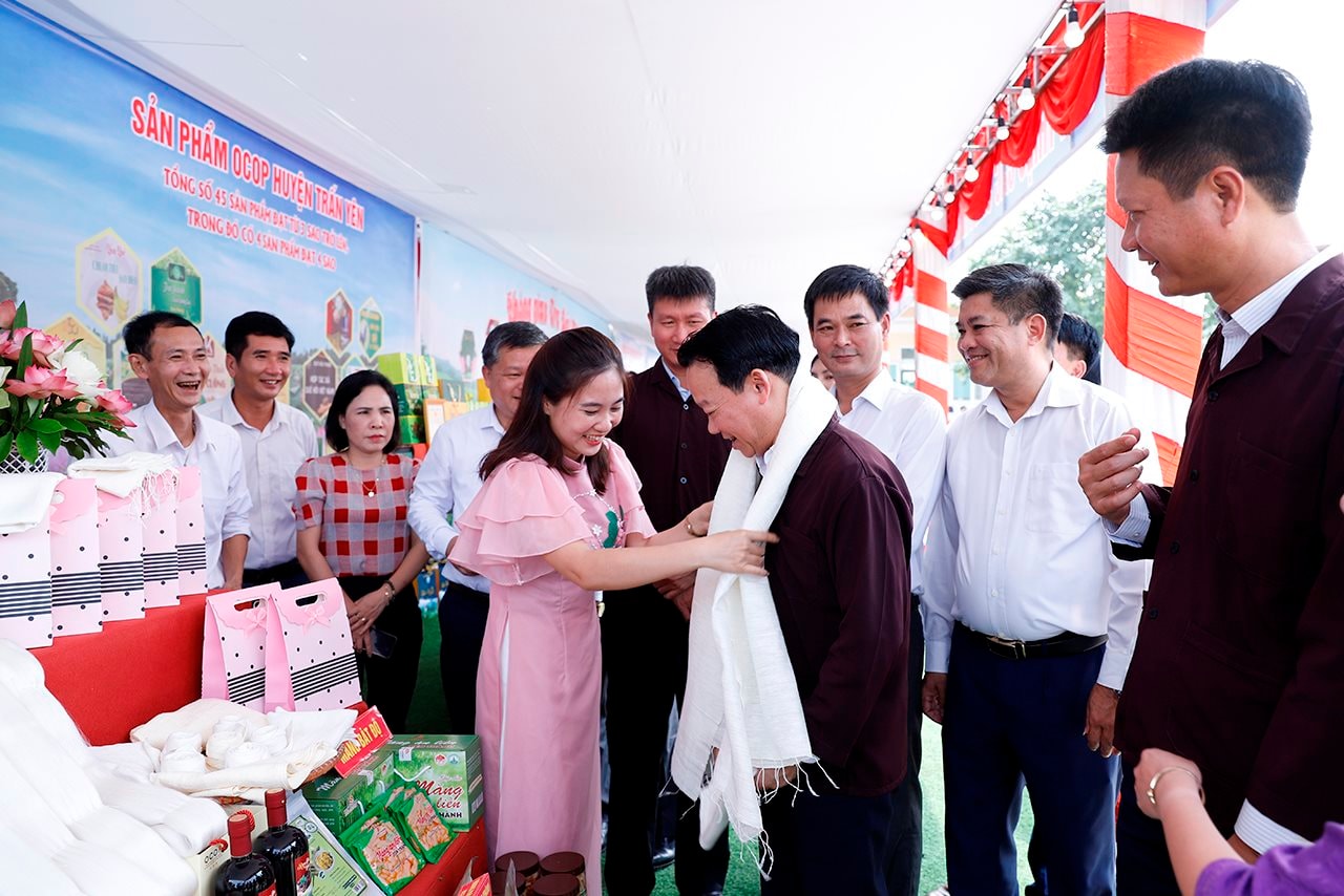Bộ trưởng Đỗ Đức Duy dự Ngày hội Đại đoàn kết toàn dân tộc tại thôn 3, xã Minh Quán, huyện Trấn Yên, tỉnh Yên Bái