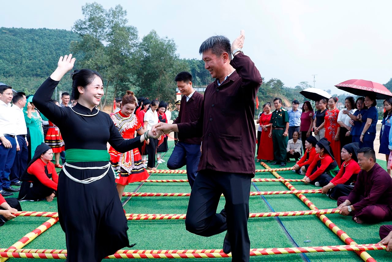 Bộ trưởng Đỗ Đức Duy dự Ngày hội Đại đoàn kết toàn dân tộc tại thôn 3, xã Minh Quán, huyện Trấn Yên, tỉnh Yên Bái