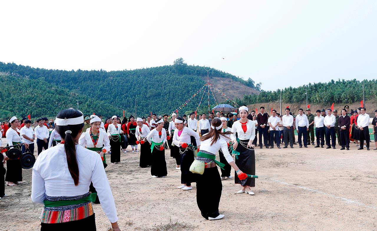 Bộ trưởng Đỗ Đức Duy dự Ngày hội Đại đoàn kết toàn dân tộc tại thôn 3, xã Minh Quán, huyện Trấn Yên, tỉnh Yên Bái