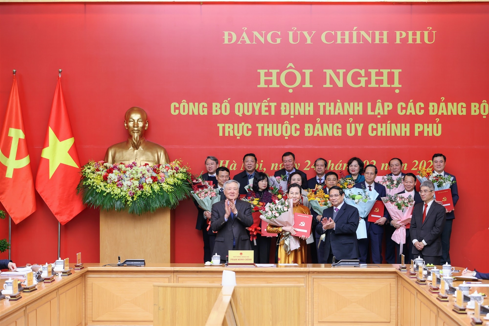 Thủ tướng trao Quyết định thành lập 15 đảng bộ trực thuộc Đảng uỷ Chính phủ