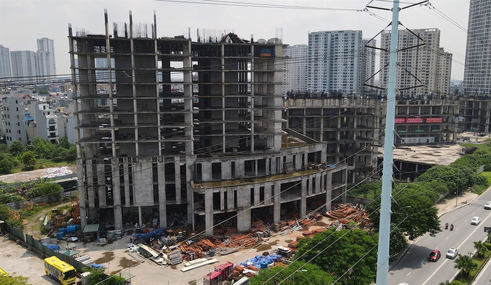 Hoang phí 'đất vàng': Dự án chung cư nghìn tỉ 'ôm đất vàng' rồi bỏ hoang