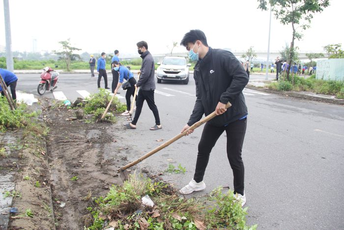 Hàng trăm bạn trẻ Đà Nẵng dọn vệ sinh các điểm nóng môi trường