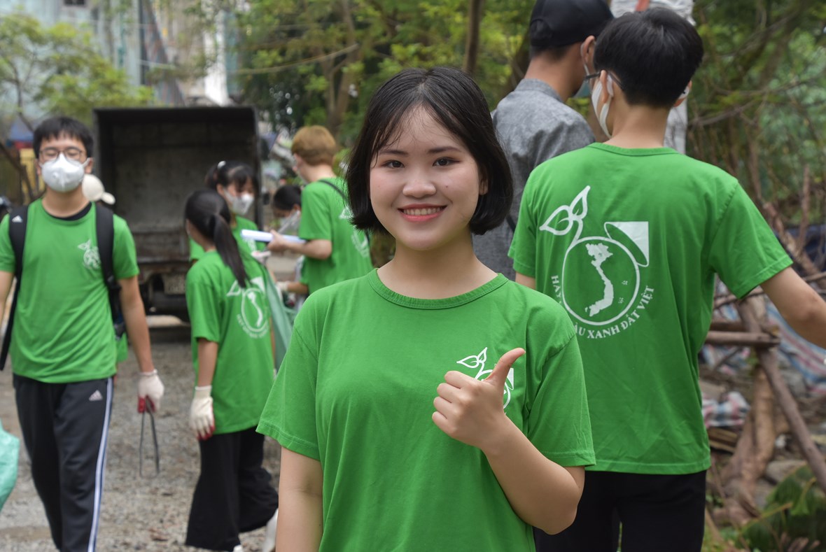 Hàng trăm tình nguyện viên hào hứng dọn rác tại bờ sông Hồng