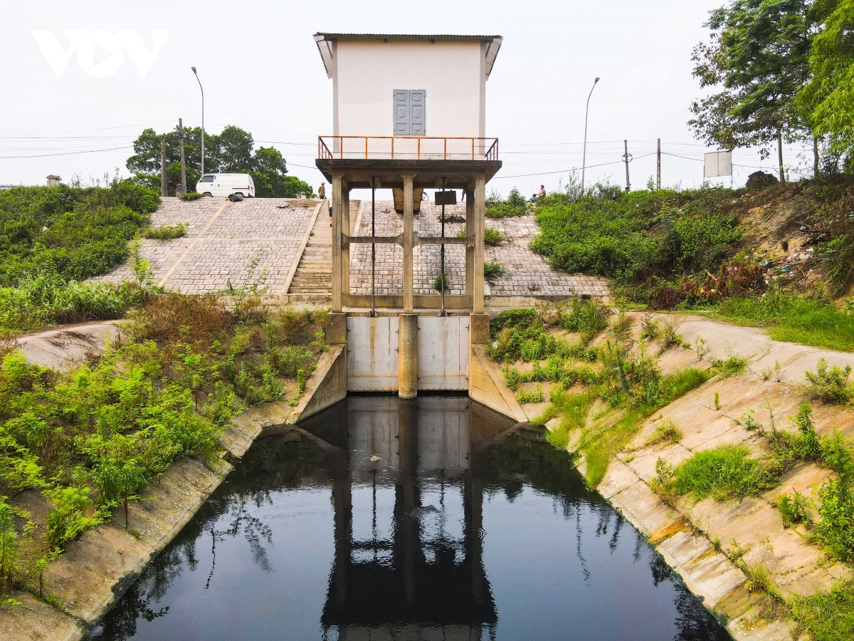 Sông Cầu tiếp tục bị 'nhuộm đen', người dân 2 tỉnh cùng kêu cứu