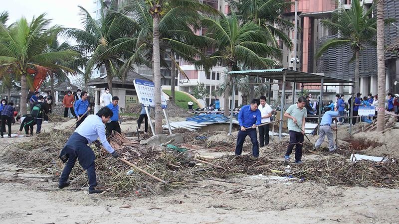 1.500 đoàn viên, thanh niên ra quân dọn bãi biển