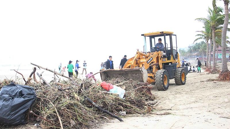 1.500 đoàn viên, thanh niên ra quân dọn bãi biển