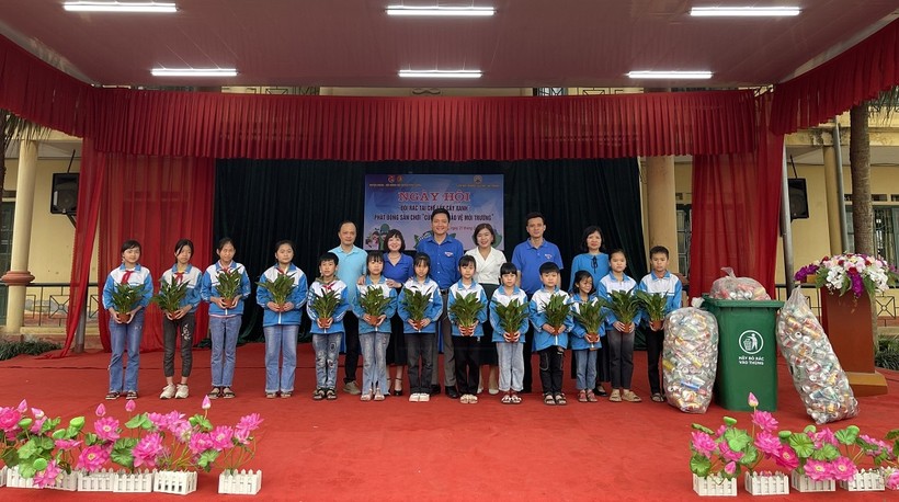 ‘Đổi rác tái chế lấy cây xanh’ nâng cao ý thức bảo vệ môi trường