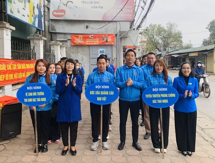 Hà Nội: Tặng làn nhựa thay thế túi nilon cho người dân đi chợ