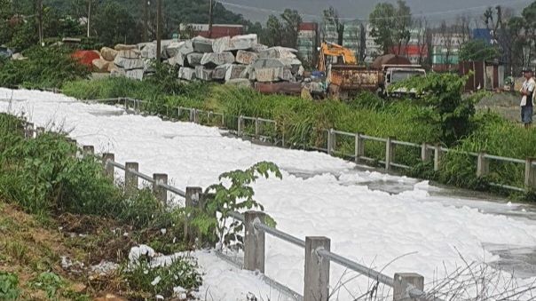 Đồng Nai: Làm rõ dòng nước bọt trắng xóa tràn vào khu dân cư