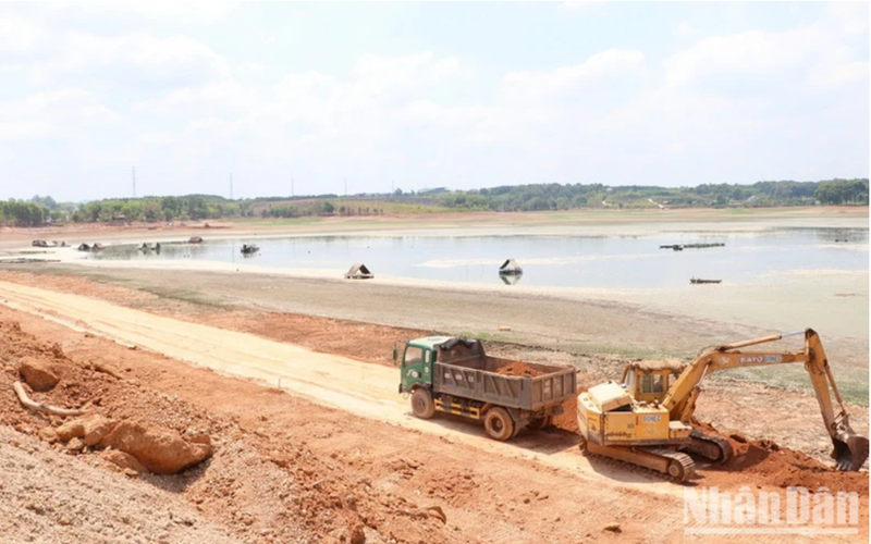 Đồng Nai: Hơn 200 tấn cá chết nổi trắng hồ Sông Mây