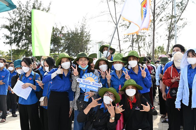 Ra quân 'Biển Đà Nẵng - Nói không với rác thải nhựa'